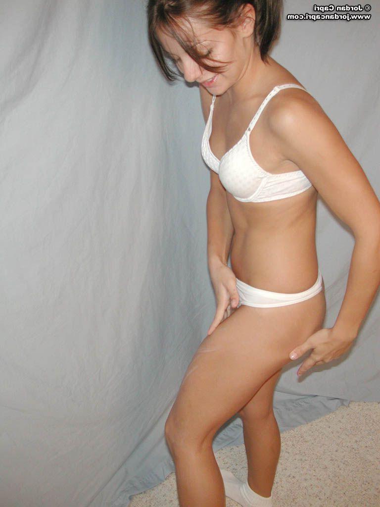 20P Pictures of Jordan Capri showing her lovely body