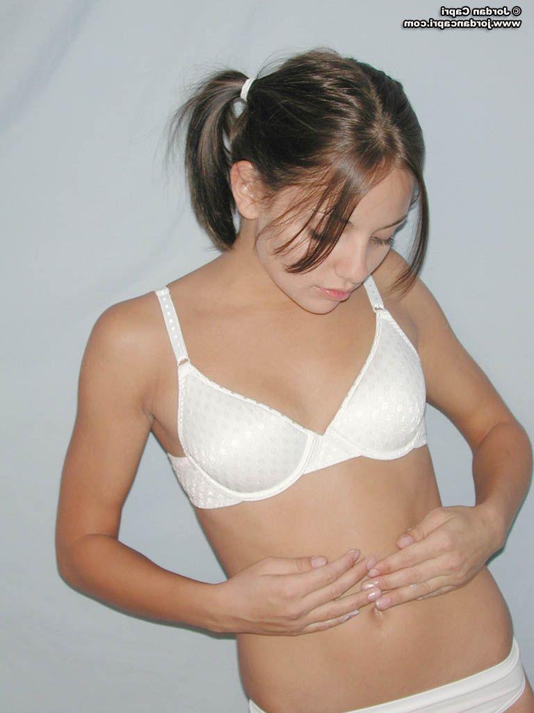 20P Pictures of Jordan Capri showing her lovely body
