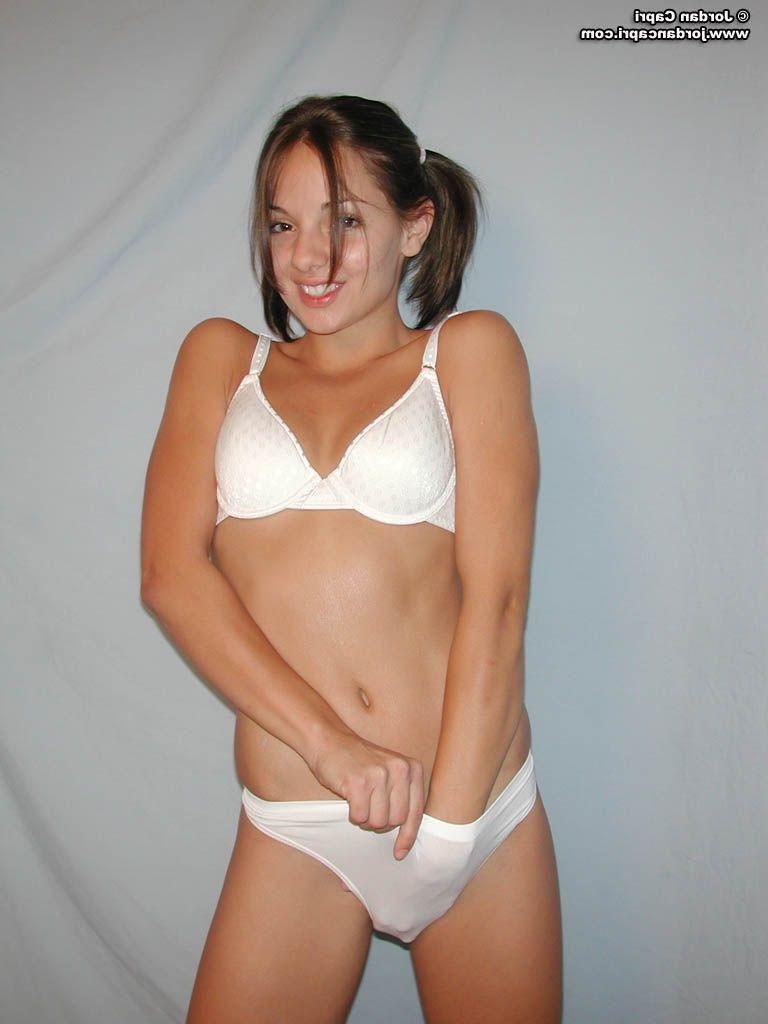 20P Pictures of Jordan Capri showing her lovely body