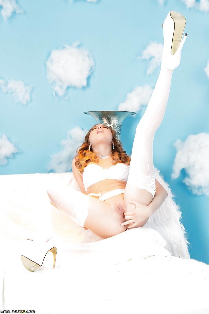 16P Stockings model Aubrey Star masturbates while wearing high heels