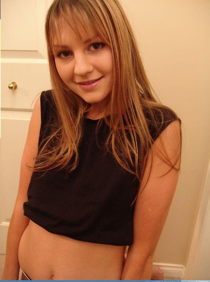 20P Pictures of Josie Model showing off her tight body