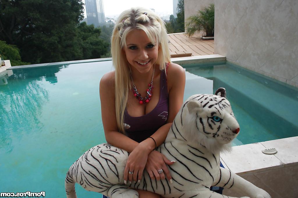 16P Tessa Taylor strips outdoor to demonstrate her youthful body
