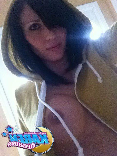 20P Pictures of Karen Dreams taking pics of her hot body