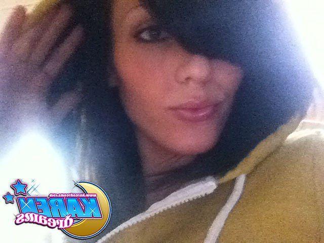 20P Pictures of Karen Dreams taking pics of her hot body