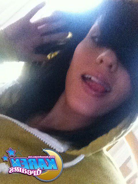20P Pictures of Karen Dreams taking pics of her hot body