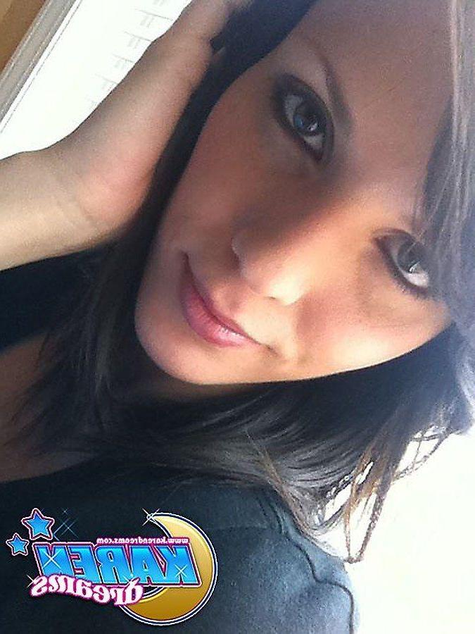 20P Pictures of teen Karen Dreams taking sexy pics of her hot body