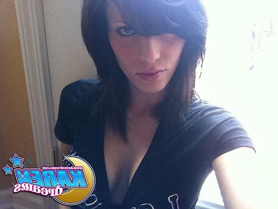 20P Pictures of teen Karen Dreams taking sexy pics of her hot body