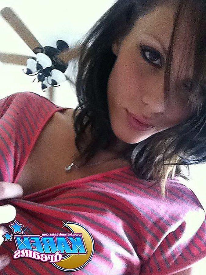 20P Pictures of Karen Dreams taking sexy pics of herself in her bedroom