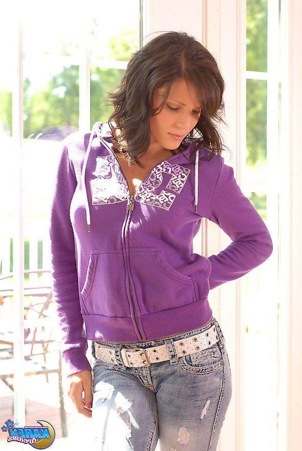 20P Pictures of teen Karen Dreams showing off her hot naked body