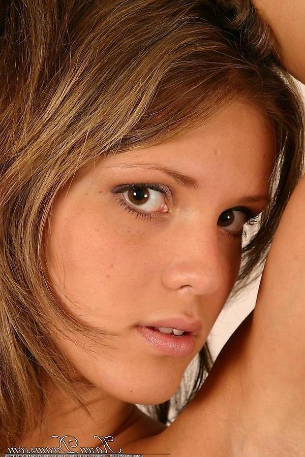 20P Pictures of Karen Dreams showing off her hot body