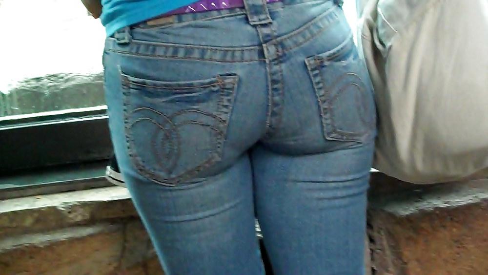 25P It was nice to see her butt & ass in blue jeans.
