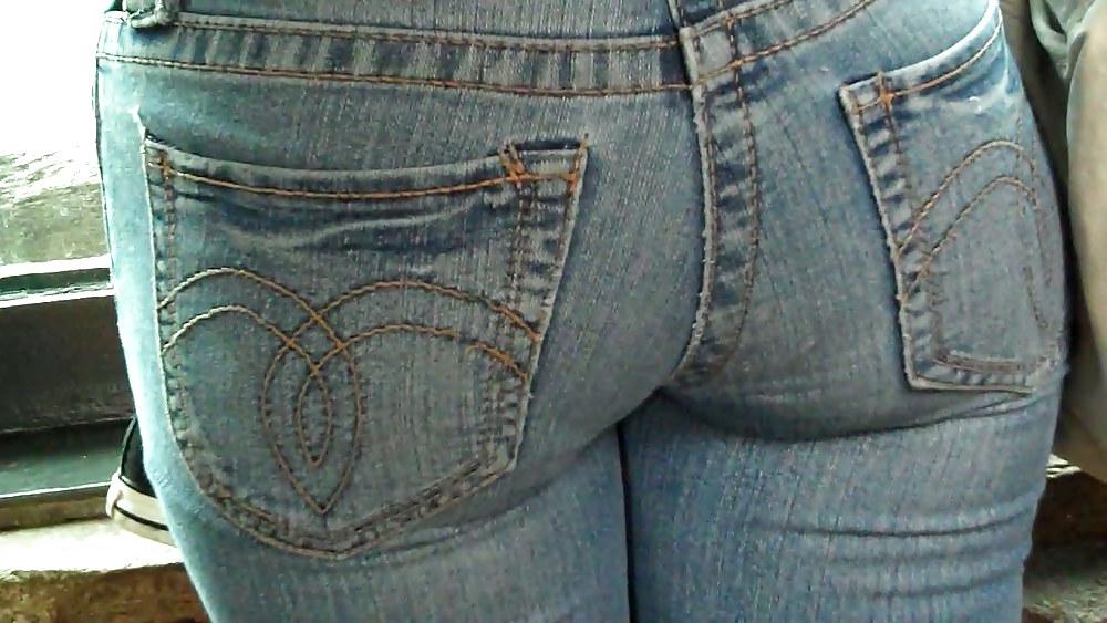 25P It was nice to see her butt & ass in blue jeans.