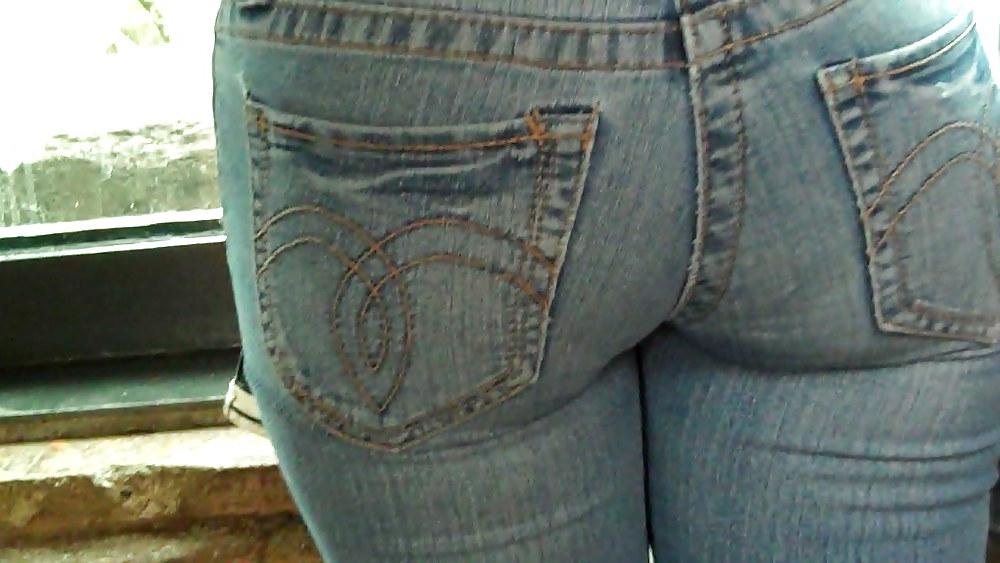 25P It was nice to see her butt & ass in blue jeans.