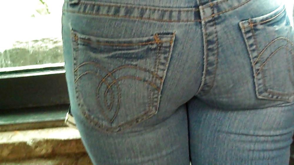 25P It was nice to see her butt & ass in blue jeans.