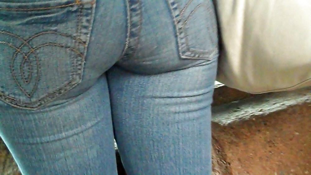 25P It was nice to see her butt & ass in blue jeans.