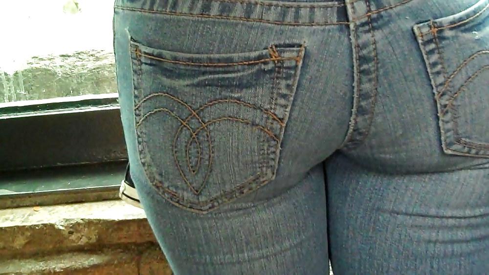 25P It was nice to see her butt & ass in blue jeans.
