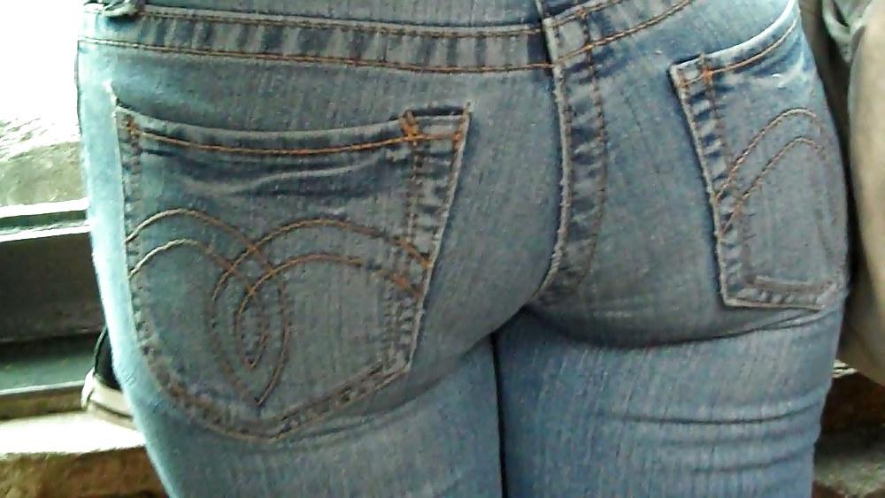 25P It was nice to see her butt & ass in blue jeans.