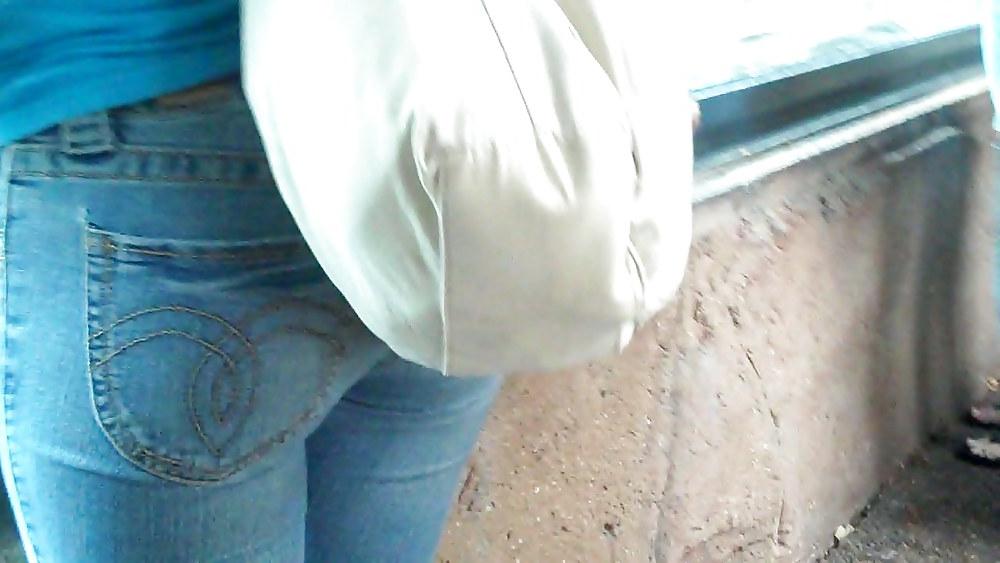 25P It was nice to see her butt & ass in blue jeans.