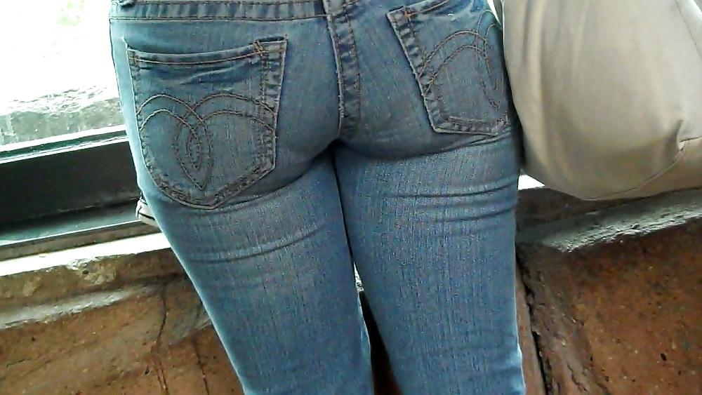 25P It was nice to see her butt & ass in blue jeans.