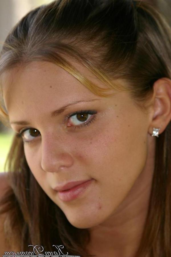 20P Pictures of Karen Dreams teasing with her hot body