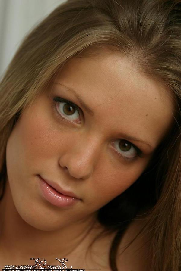 16P Pictures of teen star Karen Dreams teasing in sexy lingerie