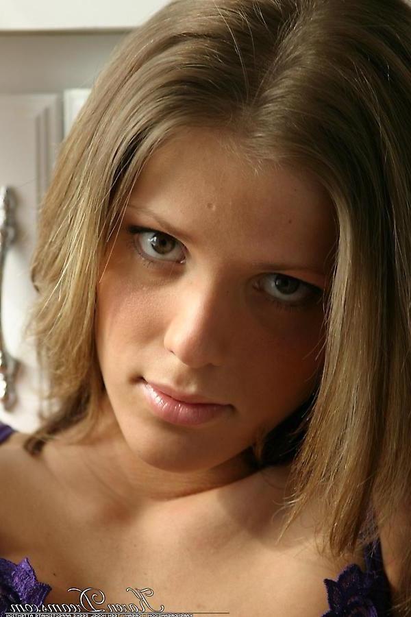 16P Pictures of teen star Karen Dreams teasing in sexy lingerie