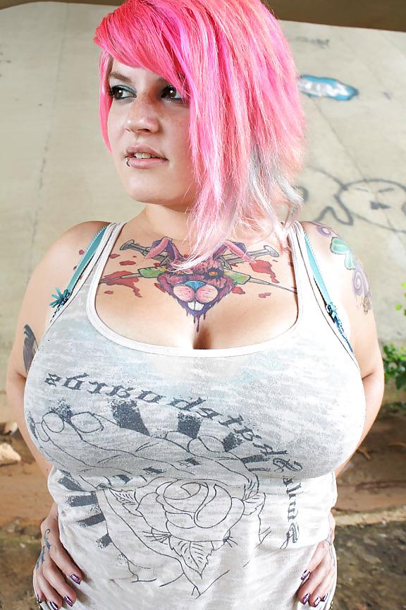 25P Curvaceous girls in leather, costume & fetish clothing 2