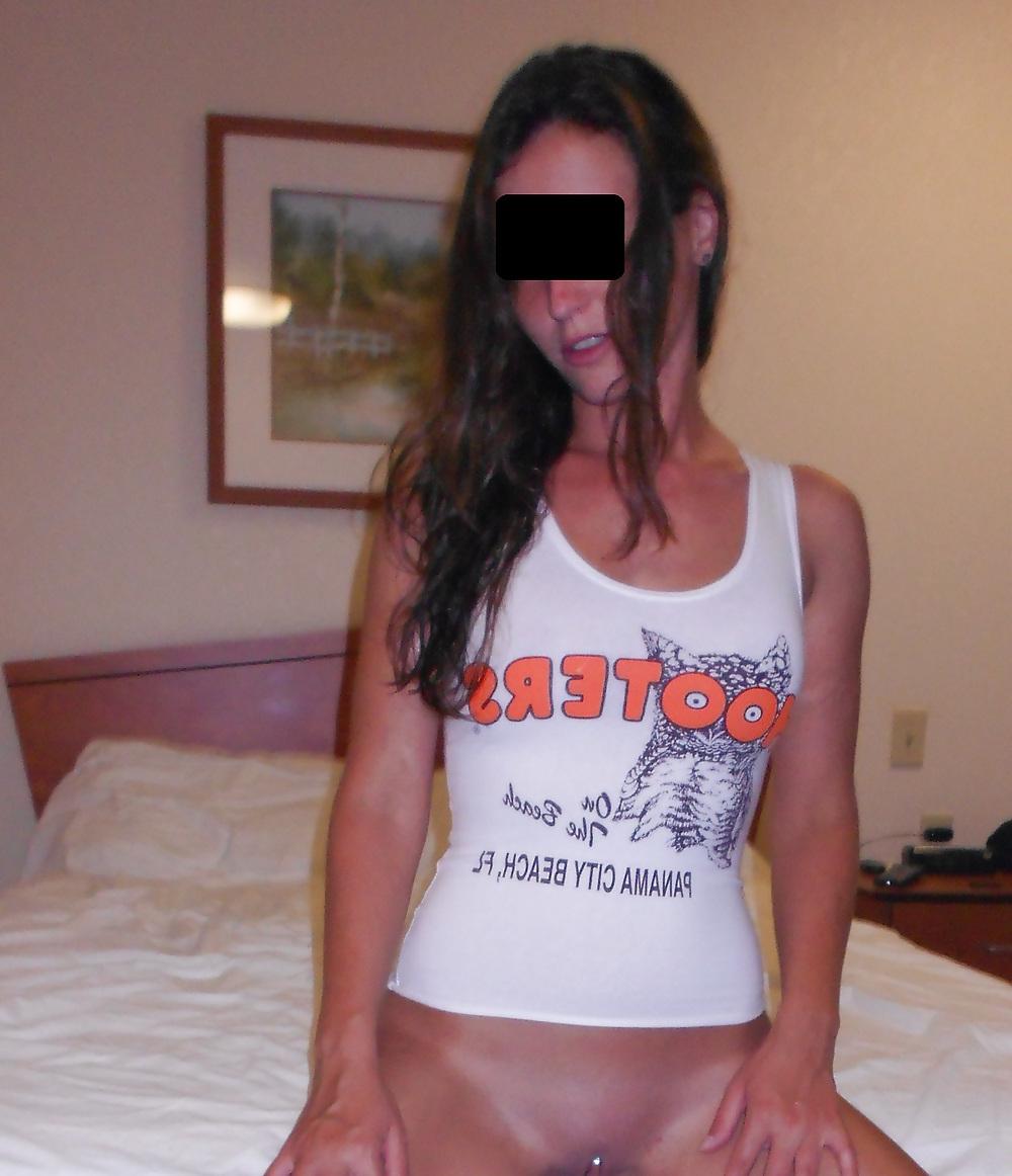 12P Sie im Hooters Dress im Urlaub