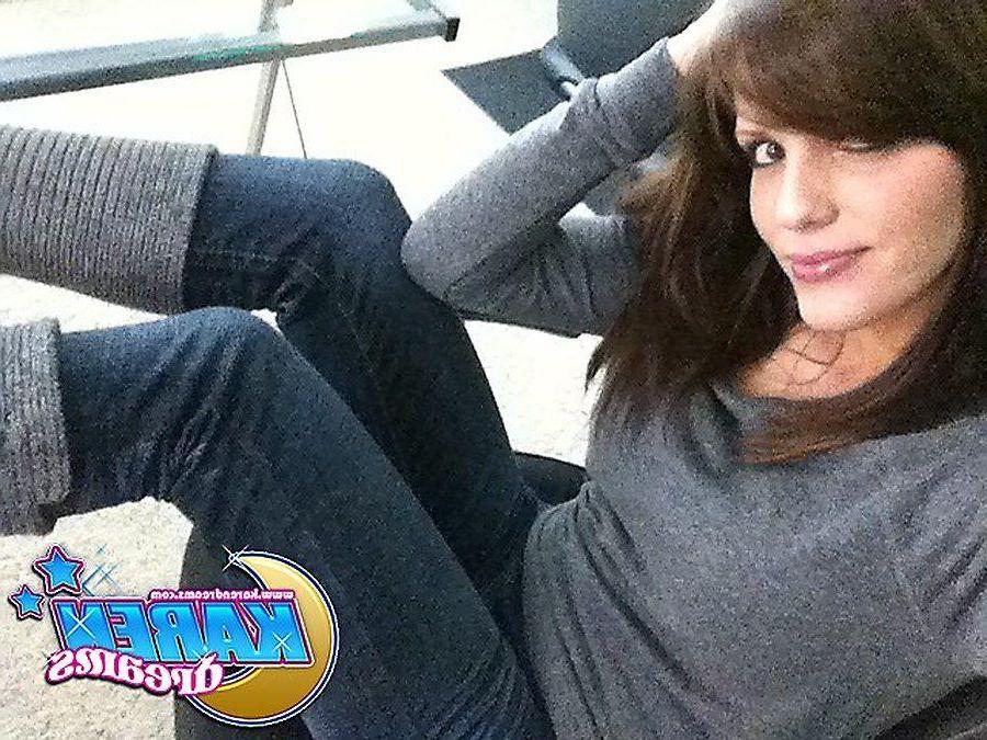 20P Pictures of Karen Dreams taking sexy pics of herself