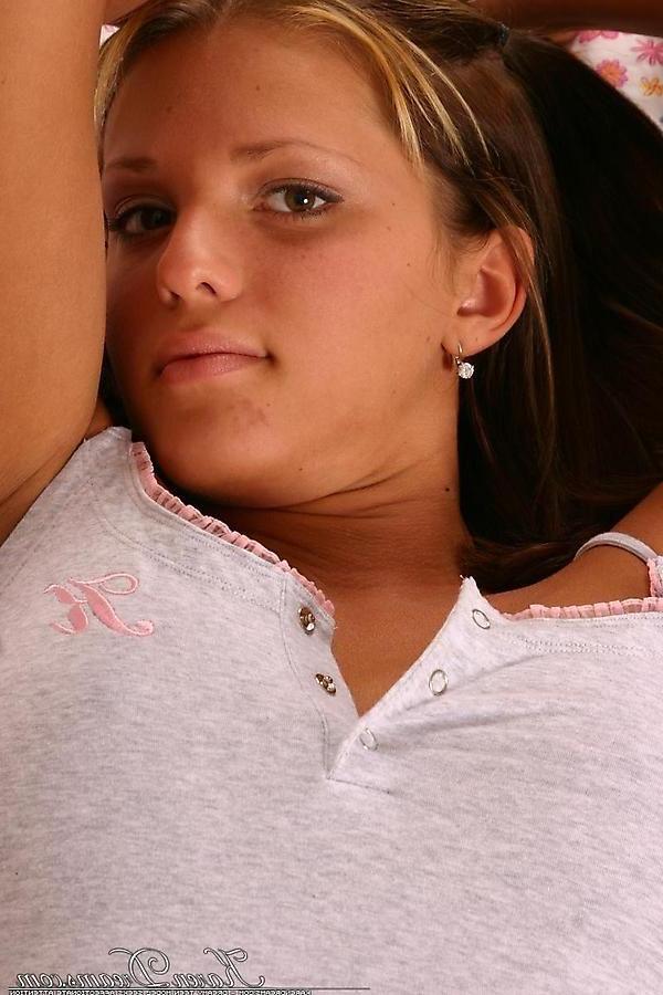 20P Pictures of Karen Dreams hanging out in her panties