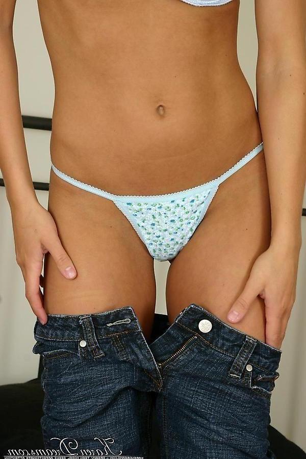 20P Pictures of teen girl Karen Dreams showing her hot body
