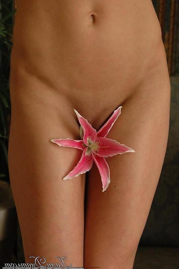 20P Pictures of teen Karen Dreams showing her hot nude body