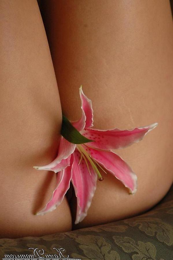 20P Pictures of teen Karen Dreams showing her hot nude body