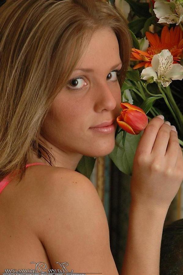 20P Pictures of teen Karen Dreams showing her hot nude body