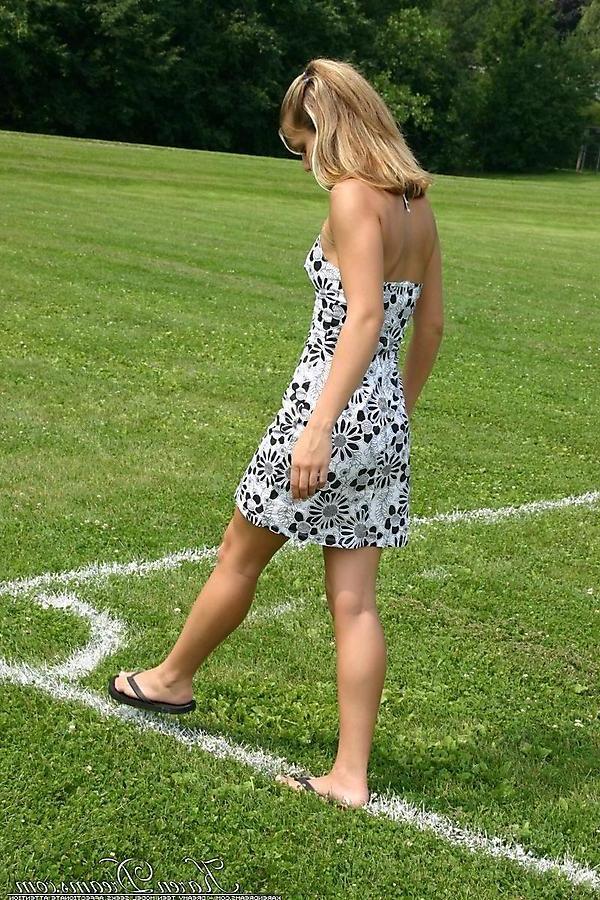 20P Pictures of teen chick Karen Dreams teasing with her hot body outside