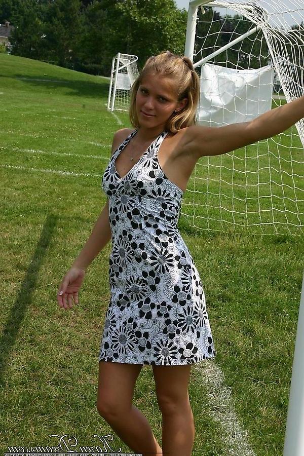 20P Pictures of teen chick Karen Dreams teasing with her hot body outside