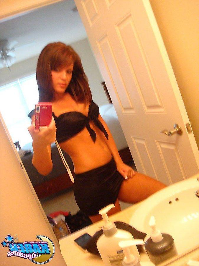 20P Photos de la jeune Karen Dreams prenant des photos sexy d'elle-même