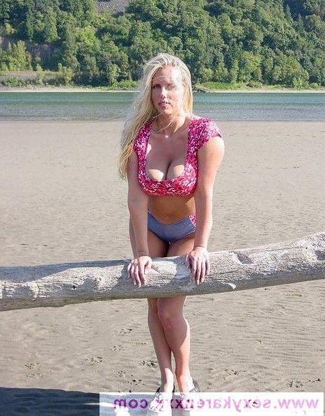 16P Pictures of Sexy Karen showing her boobs on a beach