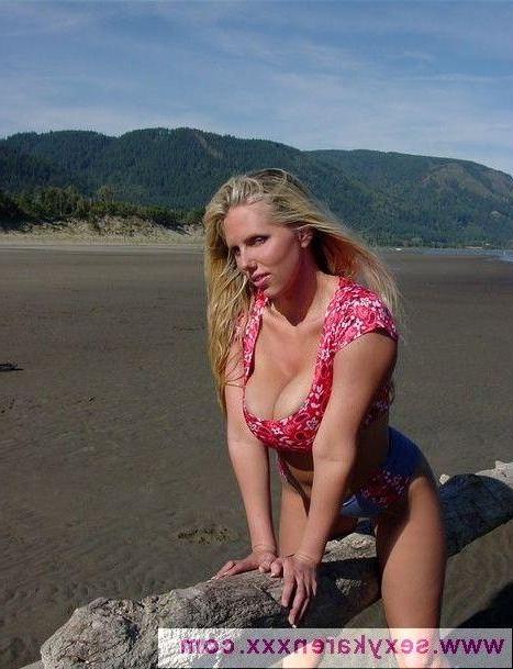 16P Pictures of Sexy Karen showing her boobs on a beach