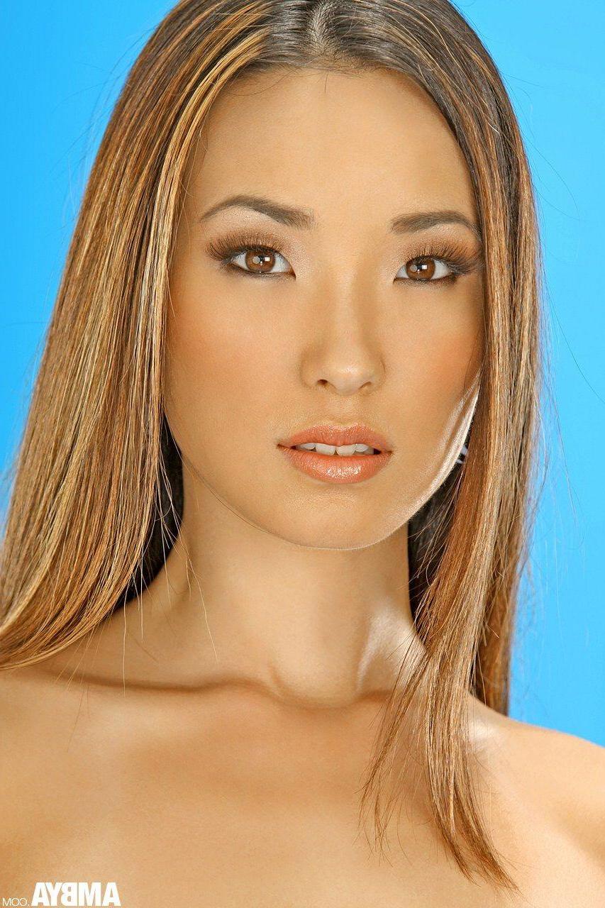 15P Pictures of a hot asian girl showing her naked body