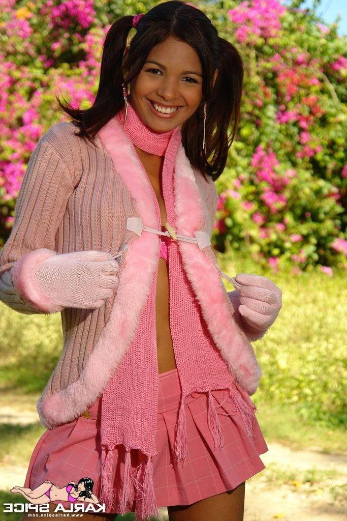 20P Pictures of Karla Spice showing her cute body outside