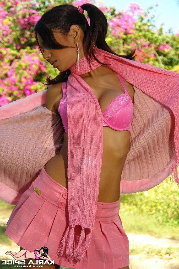 20P Pictures of Karla Spice showing her cute body outside