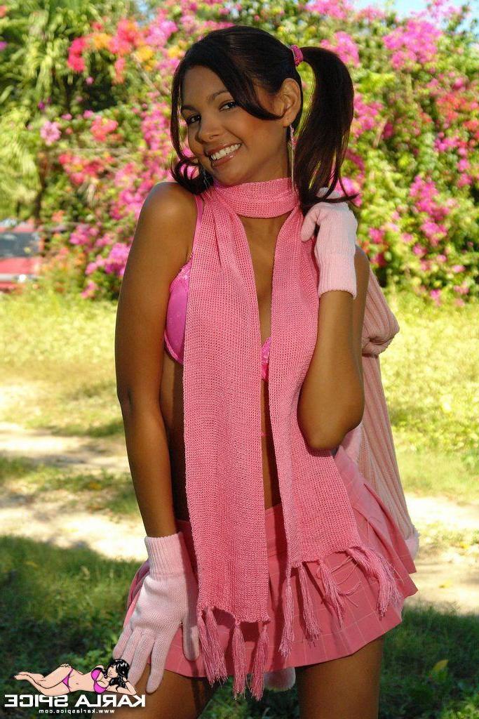 20P Pictures of Karla Spice showing her cute body outside