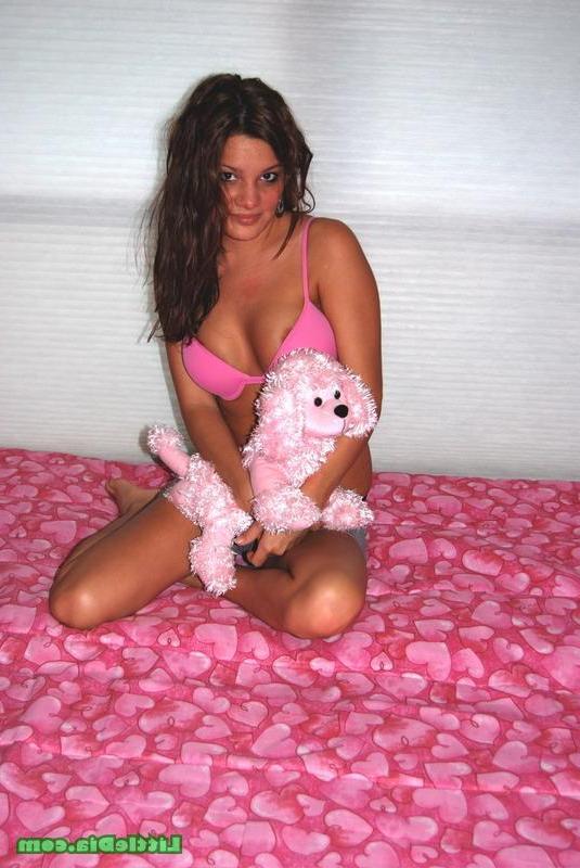 20P Pictures of Little Dia geting all naked for you
