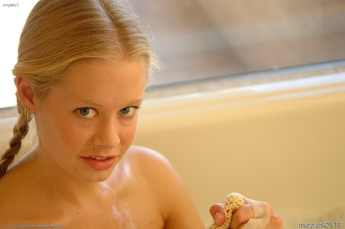 20P Pictures of Katelynn ready for your cock in bed