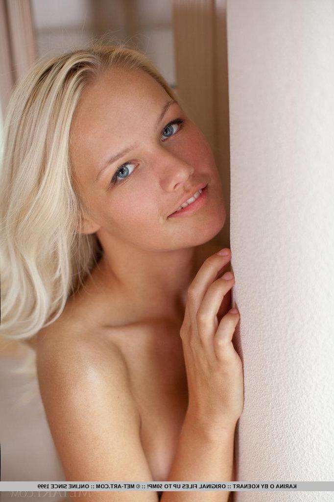 18P Pictures of hot blonde girl Karina O giving you her warm pussy