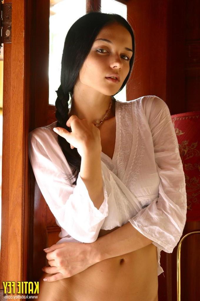 15P Katie Fey shows off her hot body