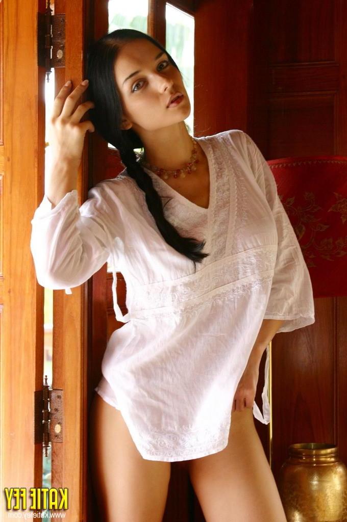 15P Katie Fey shows off her hot body