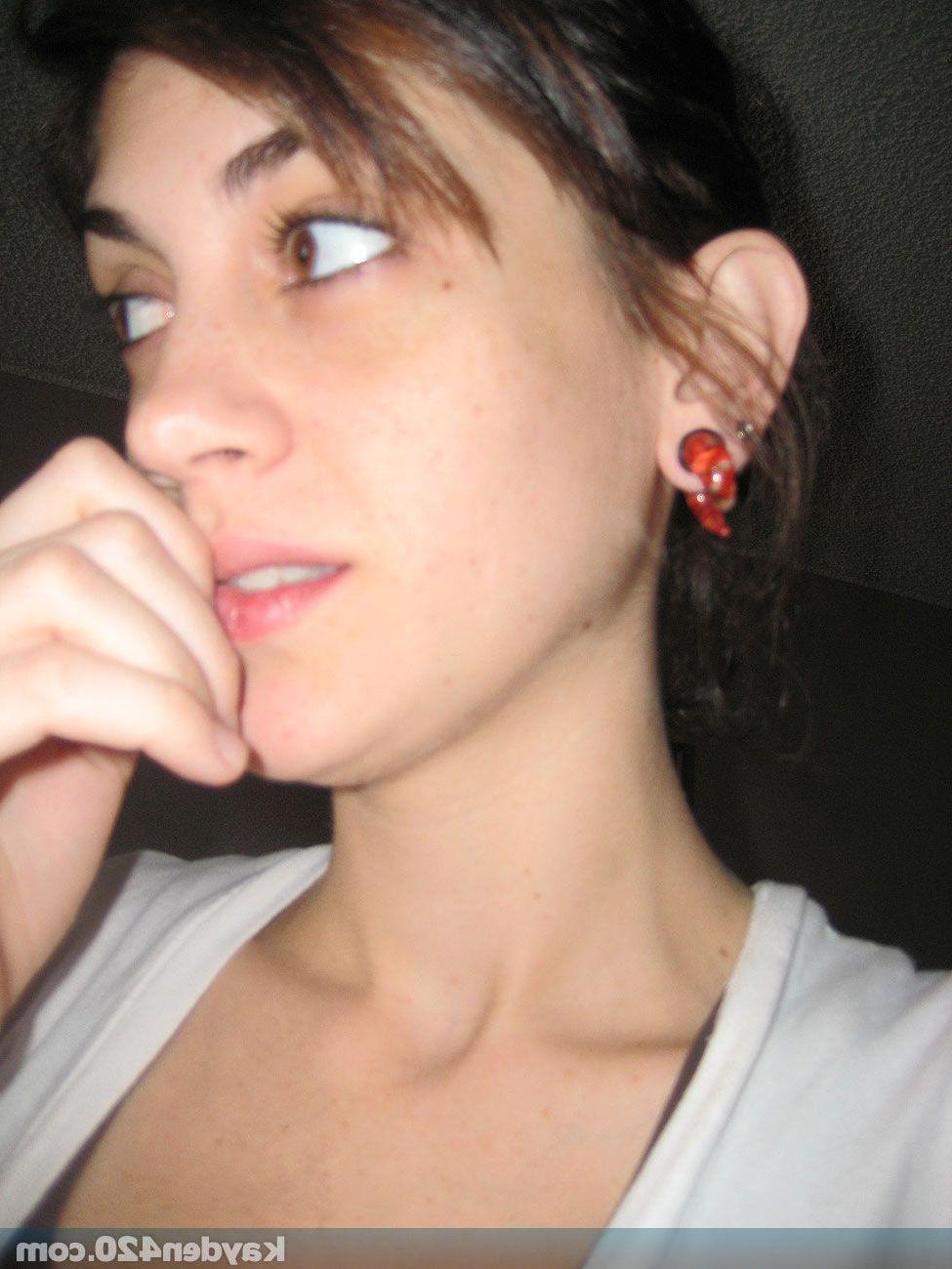 16P Pictures of Kayden 420 showing her hot naked body
