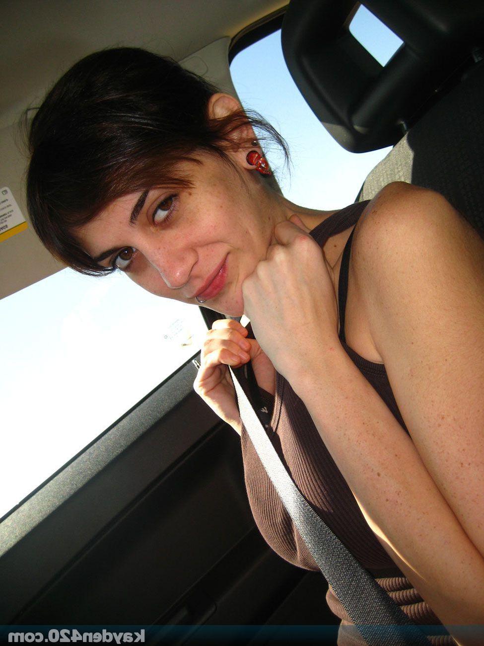 16P Pictures of Kayden 420 showing her hot naked body